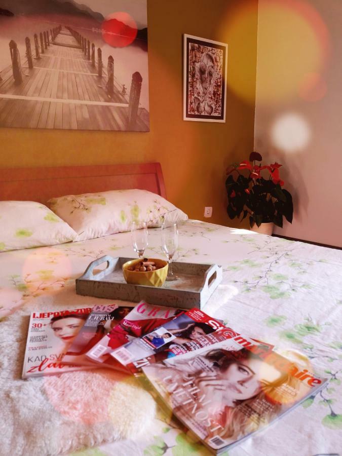Apartment The Royal Square เซทินเจ ภายนอก รูปภาพ